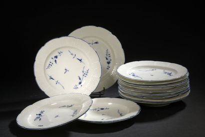 null CHANTILLY, XVIIIe siècle
Trente assiettes en porcelaine tendre à bord contourné...
