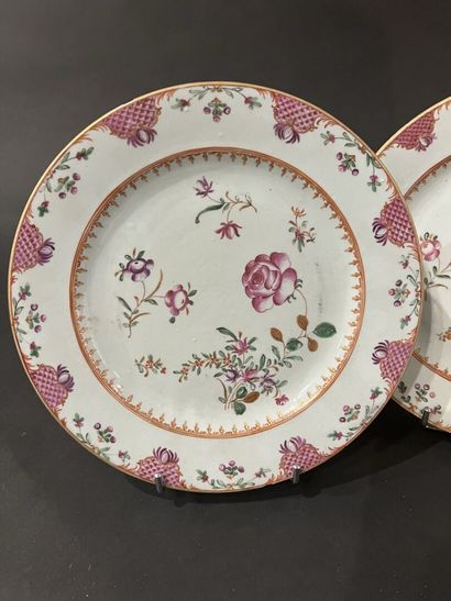 null CHINE, XVIIIe siècle, période Qianlong
(1736-1795)
Deux assiettes en porcelaine...