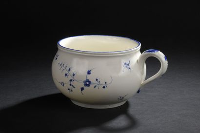 null CHANTILLY, 18th century
Round chamber pot in soft porcelain decorated in blue...