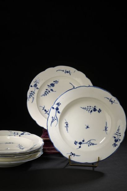 null CHANTILLY, XVIIIe siècle
Six assiettes à potage à bord contourné en porcelaine...
