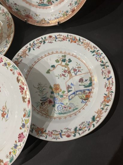 null CHINE, XVIIIe siècle, période Qianlong
(1736-1795)
Six assiettes en porcelaine...