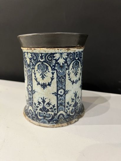 null ROUEN, early 18th century
Cylindrical earthenware ointment jar base with blue...