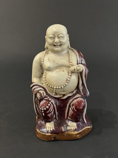 null CHINE, fin du XIXe siècle
Statuette de Iuohan en porcelaine flammée représentée...