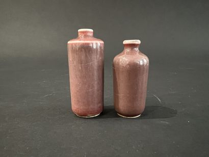 null Deux tabatières cylindriques en porcelaine 'foie de mulet'
Chin, XIXe siècle...