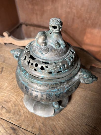 null CHINE, XIXème
Brûle parfum en bronze sur son socle sommé d'un chien de fô. 
H....