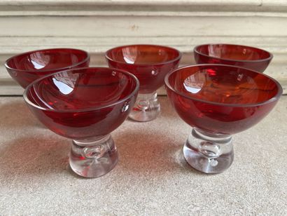 null Lot de cinq coupes à glaces sur pied en verre.
Le bol teinté rouge, un fêle...