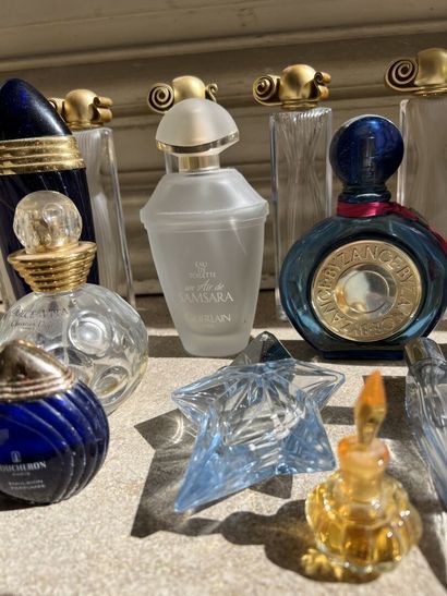 null MANNETTE de flacons de parfum divers (Givenchy, Guerlain, Dior)
et suite de...