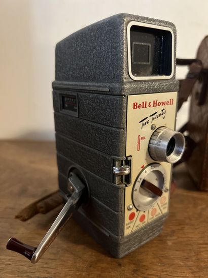 null Caméra Bell & Howell Two Twenty 8 mm (H. 15, L. 10, P. 5,5 cm) avec son étui...