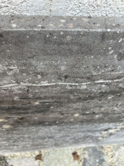 null Grande plaque en pierre marbrière, XIXe
H. 253 cm, L. 60,7 cm, P. 32 mm