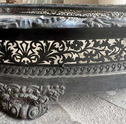 null Surtout de table ovale en métal argenté Napoléon III
A décor feuillagé.
H. 11,...