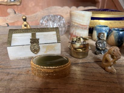 null MANNETTE d'objets divers comprenant : une bonbonnière ovale bleue et or en porcelaine...