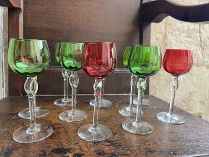 null Dix verres à vin d'Alsace
A décor rouge et vert 
H. 18 cm