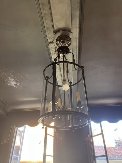 null Importante lanterne cylindrique en laiton à trois bouquets de lumière, style...