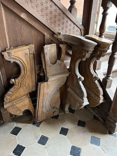 null Set of 15 stalls in molded and carved oak 
H. 94 cm (the largest)

Accidents...