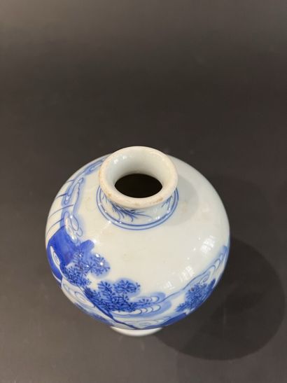 null CHINE, dans le style des Kangxi
Petit vase balustre en porcelaine bleu blanc...