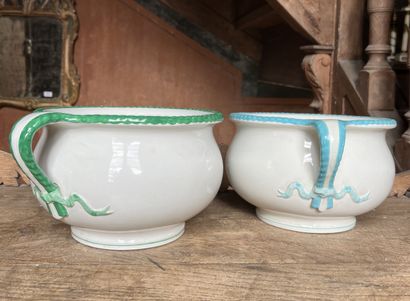 null Wedgwood, late 19th century
Pair of glazed earthenware chamber pots with rope...