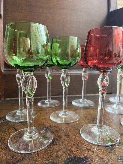 null Dix verres à vin d'Alsace
A décor rouge et vert 
H. 18 cm