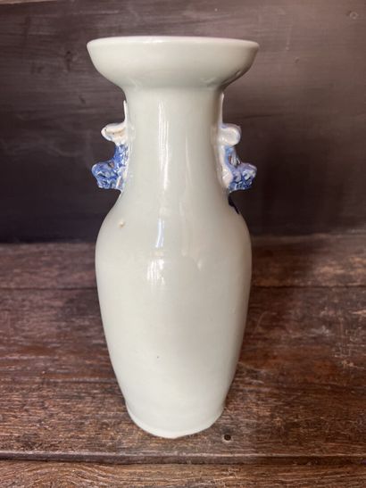 null CHINE, XIXème
Vase balustre à décor d'oiseaux dans des feuillages
H. 24 cm 