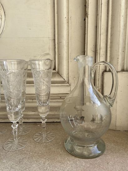 null MANNETTE de verrerie en cristal taillé, XIX et XXème siècle.
