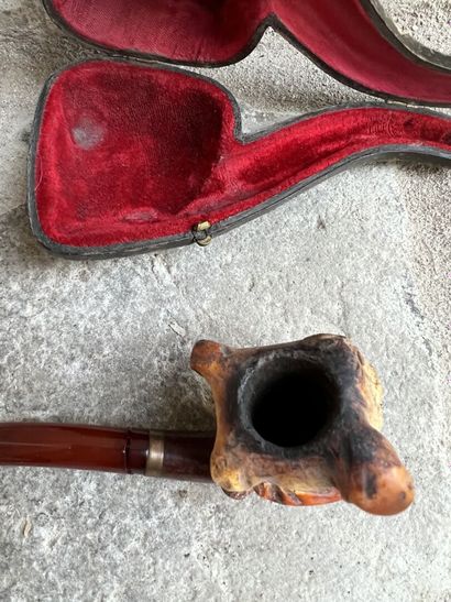 null Meerschaum and sepiolite (?) pipe in its case in the Jacob taste
With decoration...