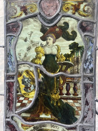 null Vitrail en verre peint polychrome représentant une femme de qualité avec deux...