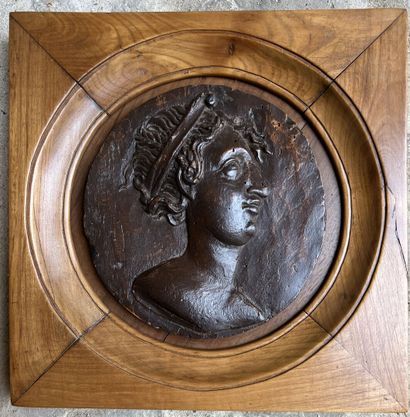 null France, fin du XVIème siècle 
Profil de femme
Médaillon en bois (provenant d'un...