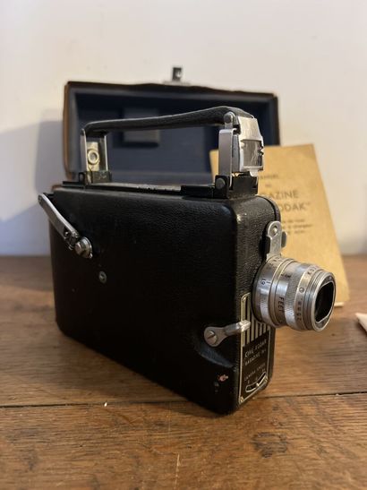 null Caméra Speed Ciné-Kodak Magazine 16 A (H. 15, L. 19, P. 4,5 cm) et son télé-objectif...