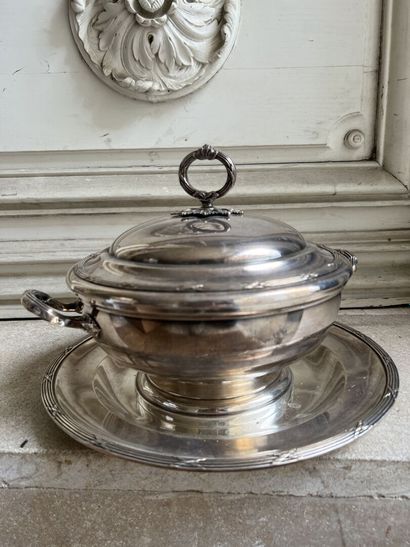 null Soupière et son plateau en métal argenté, décor de style Louis XVI
23 x 20 cm,...