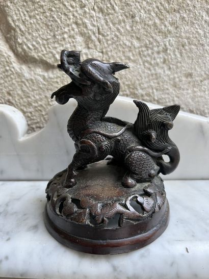 null CHINE, XIXème
Dragon en bronze sur socle ajouré 
H. 12,5 cm
