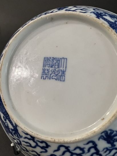 null CHINE
Paire de coupelles en porcelaine bleu blanc
A décor de dragons à la poursuite...