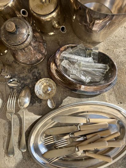 null Strong lot of silver plated metal and glassware including an oil cruet, a sauceboat,...