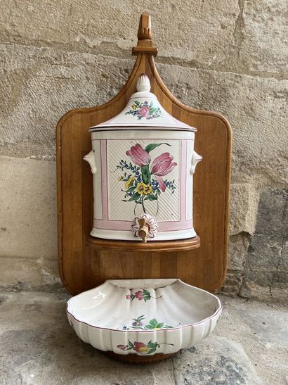 null Fontaine en Sarreguemines 
À décor de fleur.
H. 70, L. 41 cm

Un éclat. 