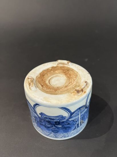 null Chine, fin du XIXe siècle 
Petit brûle-parfum en porcelaine bleu blanc
Reposant...