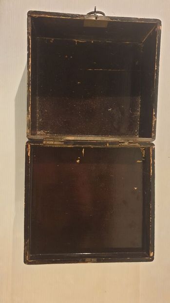 null Lot de deux boîtes en bois dans le goût de la Chine. 
H. 11, L. 20, P. 19 cm...