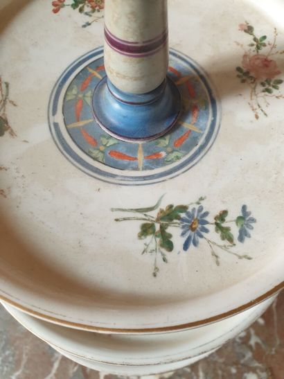 null SEVRES, 1860
Serviteur muet en porcelaine à décor de fleurs à 3 plateaux
Prise...
