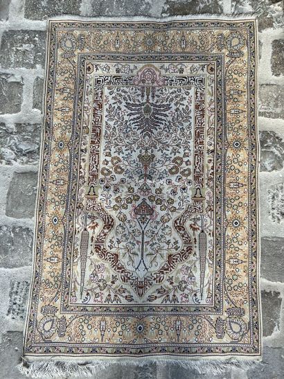 null TURKEY, 20th century
Handmade carpet in pure silk
Decorated with prayer, the...