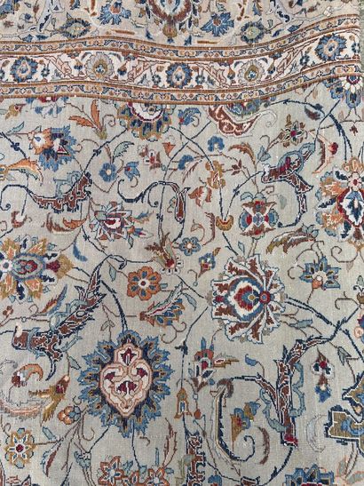 null IRAN, 20th century
Handmade wool carpet of large dimensions. 
Decorated without...