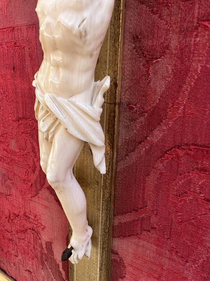 null Christ en ivoire, XIXe
H. 17 cm