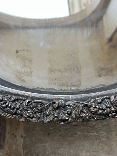 null Surtout de table ovale en métal argenté Napoléon III
A décor feuillagé.
H. 11,...