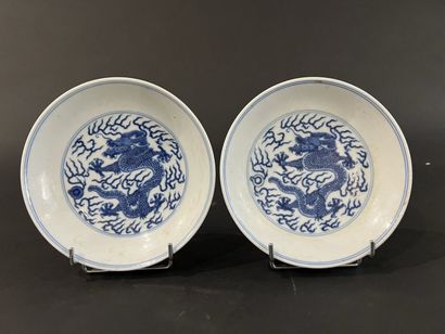 CHINE
Paire de coupelles en porcelaine bleu...