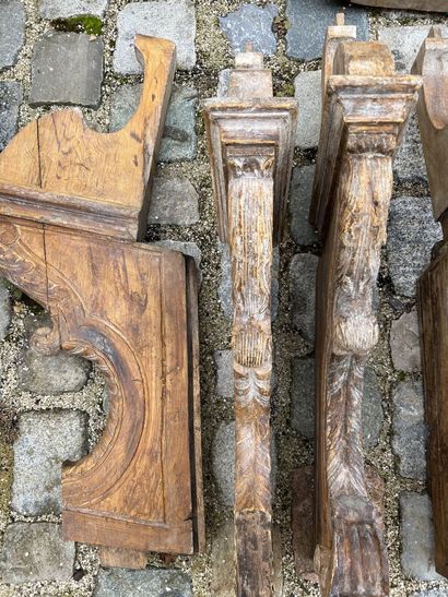null Set of 15 stalls in molded and carved oak 
H. 94 cm (the largest)

Accidents...
