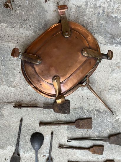 null Copper stove, 19th century 
20 x 25 cm

A set of small metal shovels, 18th ...