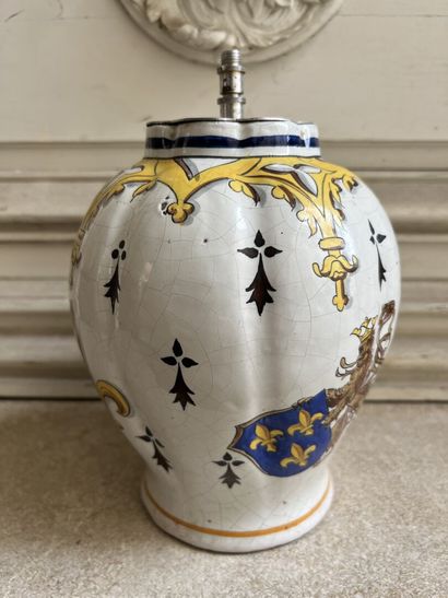 null Pot en faience polylobé XIXème
A décor de fleurs de lys, d'hermines et d'un...