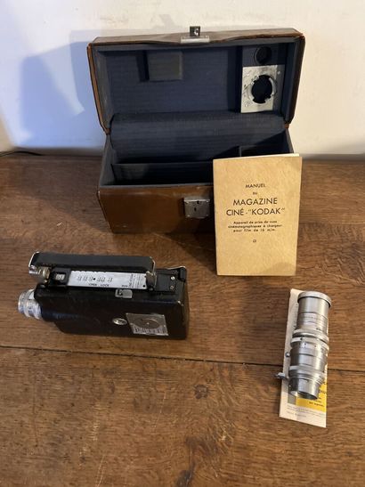 null Caméra Speed Ciné-Kodak Magazine 16 A (H. 15, L. 19, P. 4,5 cm) et son télé-objectif...