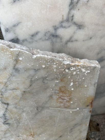null White marble
96 x 39,5 cm

Broken at the corner.