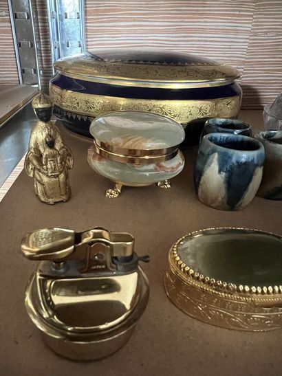 null MANNETTE d'objets divers comprenant : une bonbonnière ovale bleue et or en porcelaine...