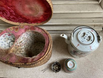 null CHINE, XIXème
Théière en porcelaine, petit bol et son passe-thé en métal dans...