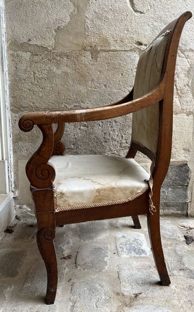 null Fauteuil en bois muluré et sculpté d'époque Restauration 
Accotoirs à enroulement,...