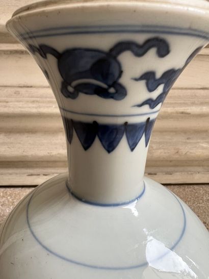 null Coupe à pied en porcelaine bleu blanc chinoise
La panse inscrite de quatre caractères...