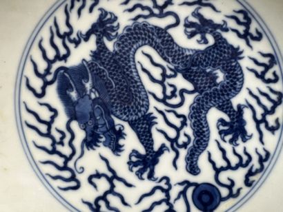 null CHINE
Paire de coupelles en porcelaine bleu blanc
A décor de dragons à la poursuite...